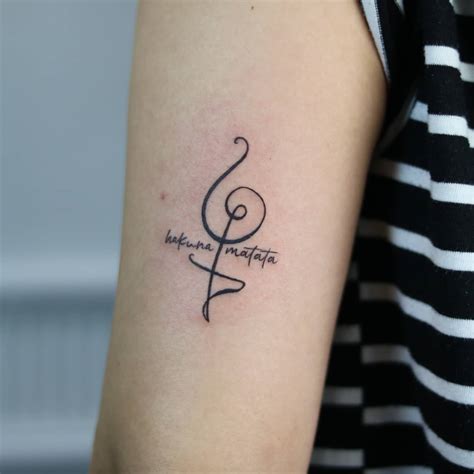 hakuna matata tattoo symbol|Hakuna Matata Tattoo Ideas Celebrating a Life。